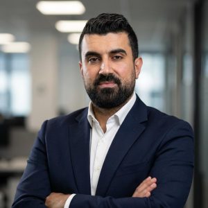 Aziz fondateur de Nidace Rénovation entreprise de peinture à Paris